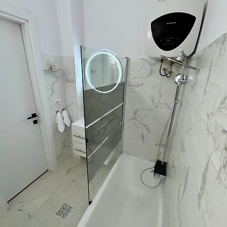 Beautiful Apt With Two Bedrooms Bucharest Exterior photo