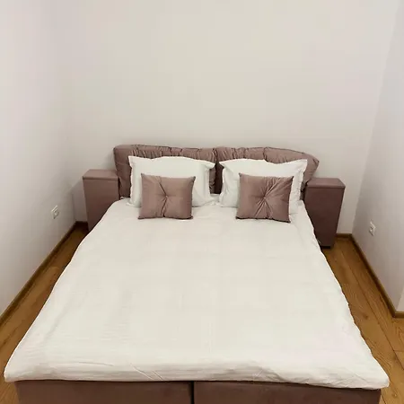 Beautiful Apt With Two Bedrooms Bucharest Exterior photo