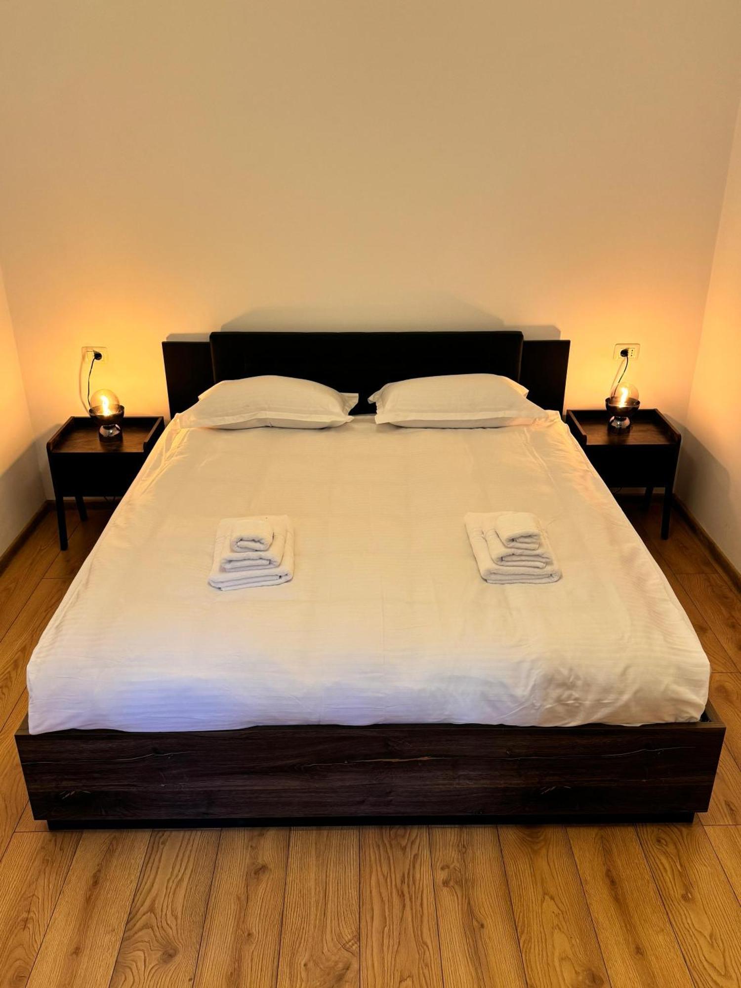 Beautiful With Two Bedrooms דירה