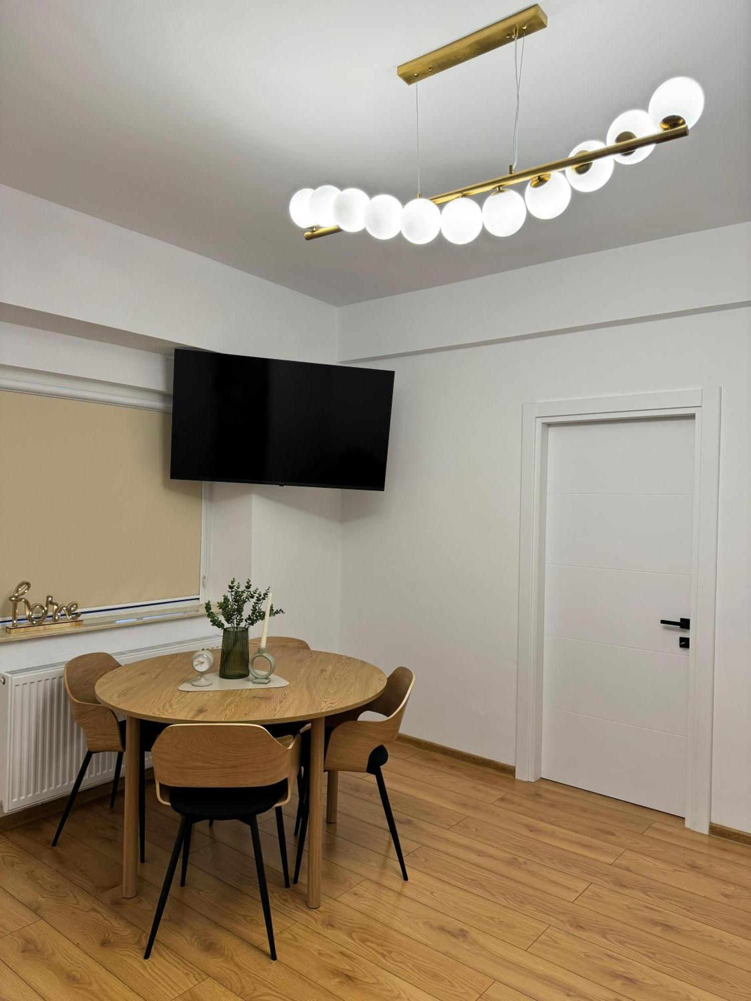 Beautiful With Two Bedrooms דירה בוקרשט