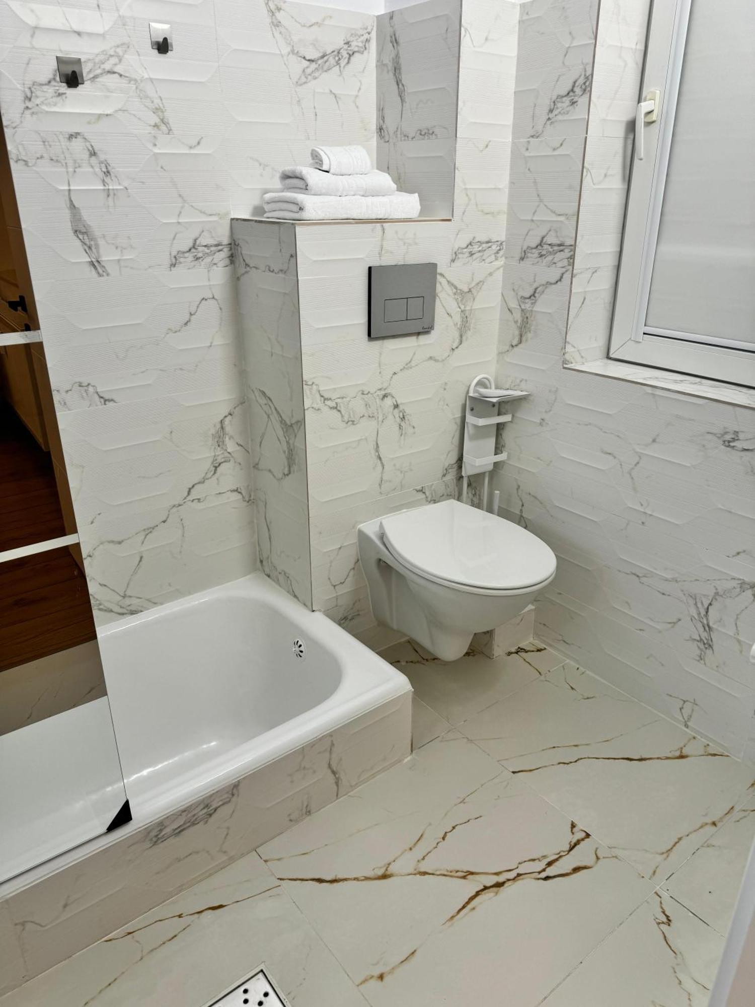 Beautiful With Two Bedrooms דירה בוקרשט