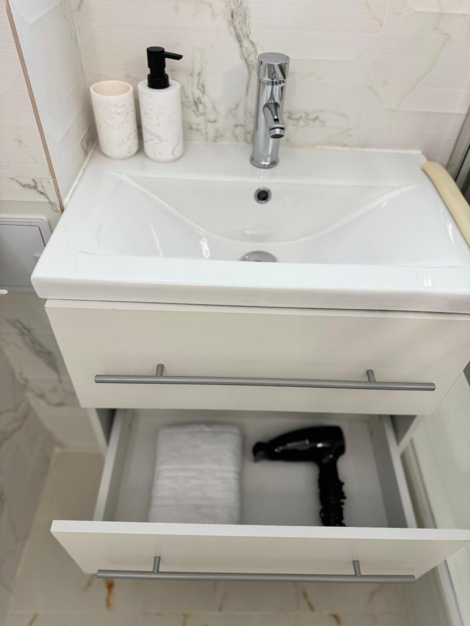 Beautiful With Two Bedrooms דירה *