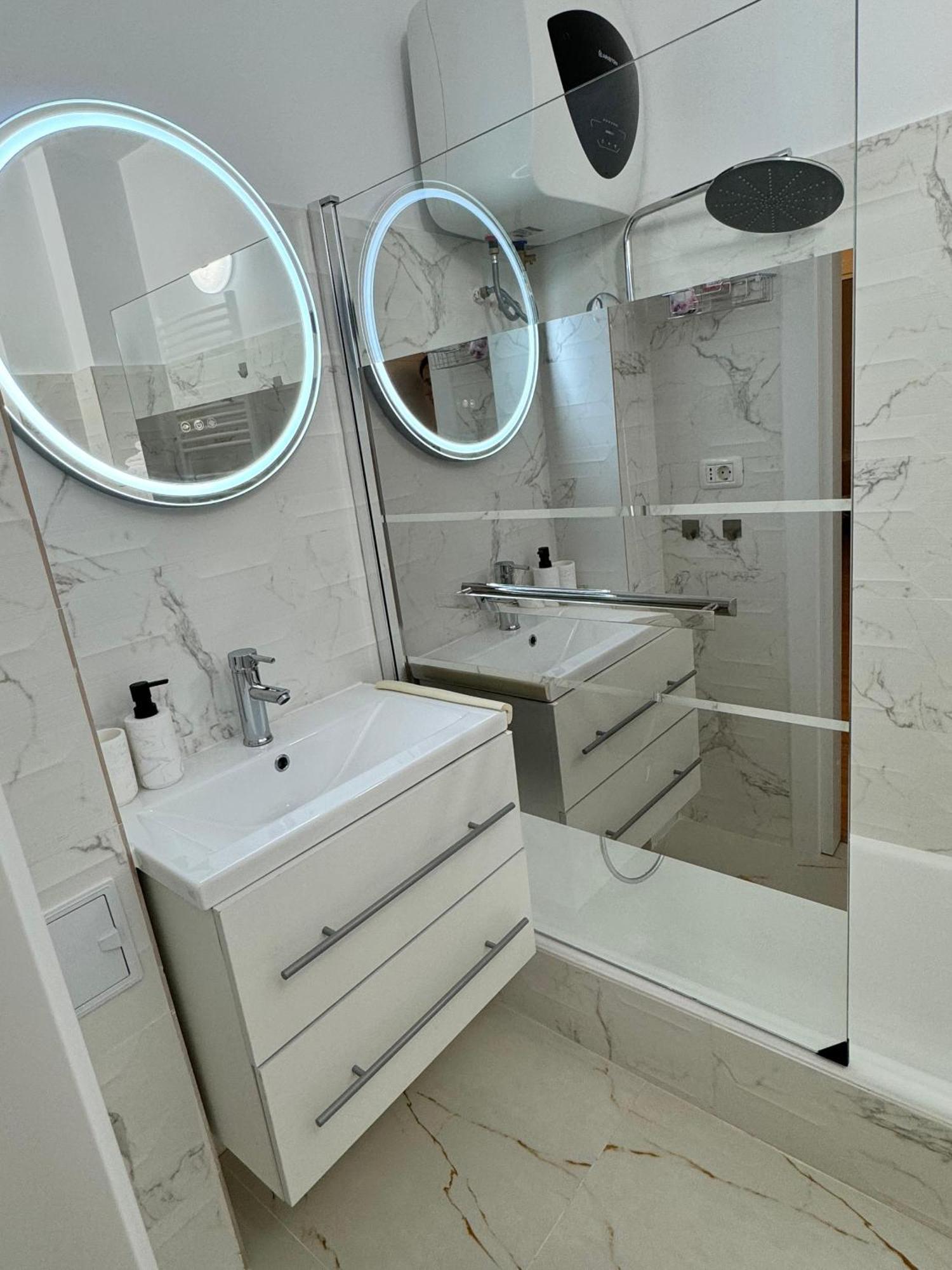 Beautiful With Two Bedrooms בוקרשט